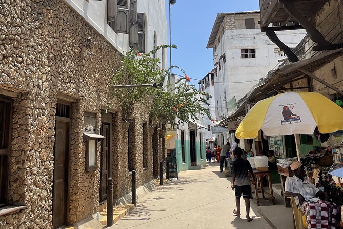 Lamu Old Town Walking Tour - Lamu Town Square and the first look at Old Town