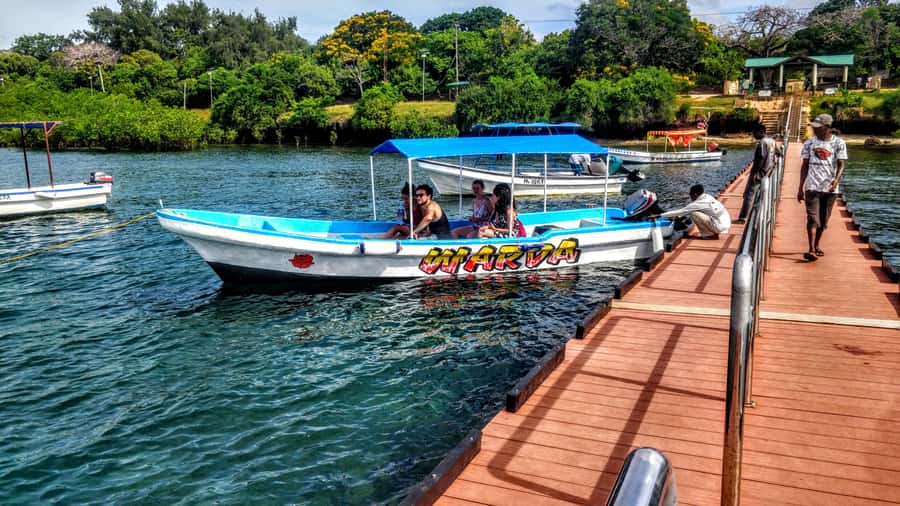 Mombasa: Kisite Park Private Cruise with Breakfast and Lunch - Breakfast on board as the boat heads south