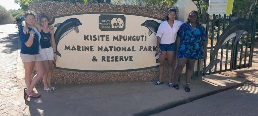 Mombasa: Snorkeling, Dolphin watching, seafood lunch. - Shimoni and the boat ride toward Kisite
