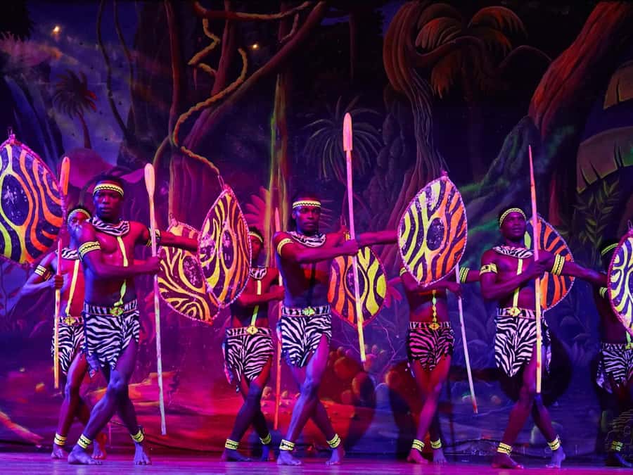 Nairobi: Cabaret Show with Dinner at Safari Park Hotel - A Nairobi evening built around nyama choma