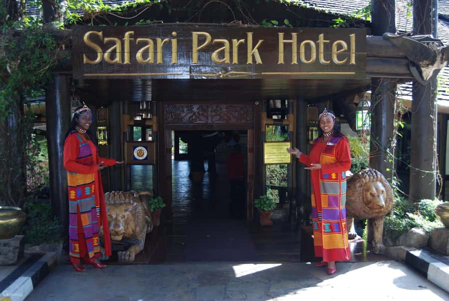 Nairobi: Cabaret Show with Dinner at Safari Park Hotel - What happens during the one-hour cabaret
