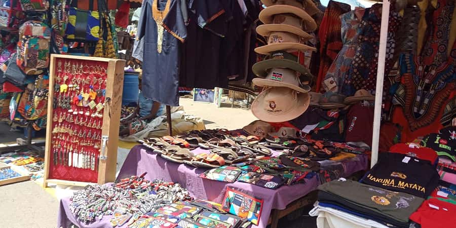 Nairobi: Explore Maasai Market for Unique Souvenirs - Moving on foot through central Nairobi