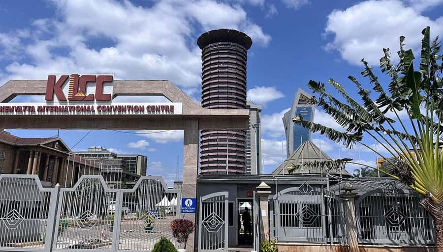 Nairobi Walking Tour, GiraffeCentre & Souvenir Shopping Tour - Nairobi in five hours, from sidewalks to giraffe sanctuary